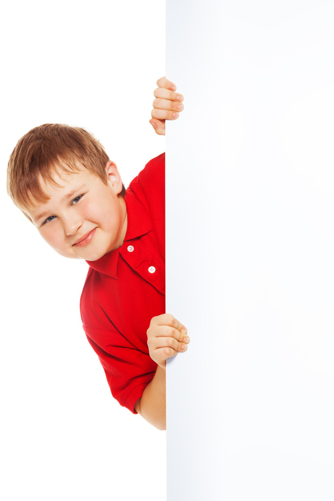 Kid in rode shirt met lege billboard - Foto, afbeelding