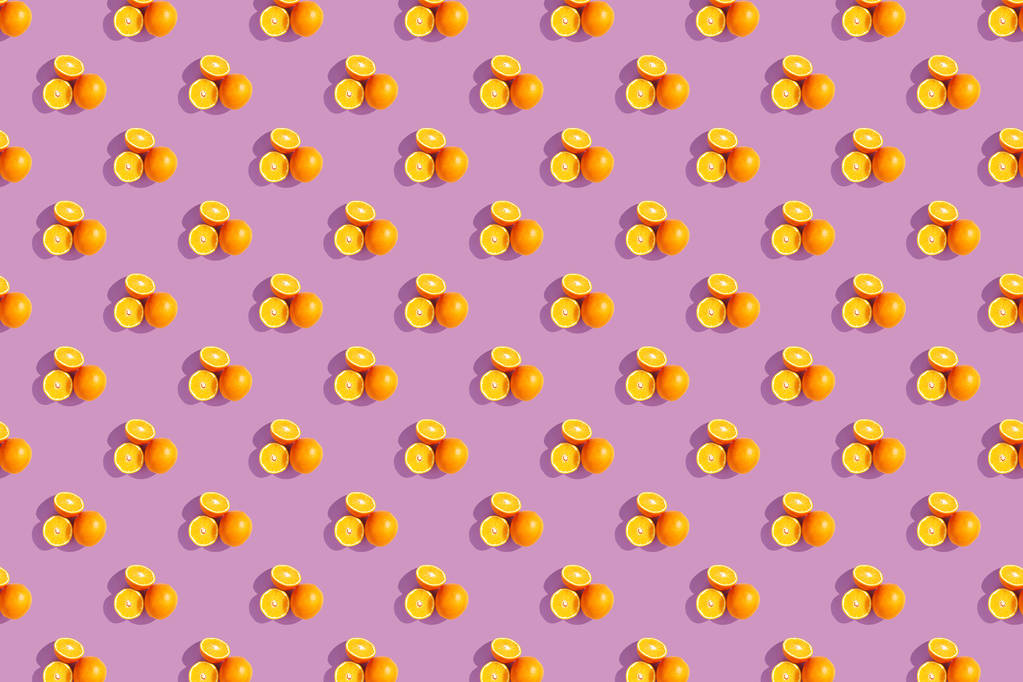 Pomarańczy na jasnym, kolorowym tle. Powtarzającego się wzoru, przygotowanie do owoców cytrusowych mood Tapety. - Zdjęcie, obraz