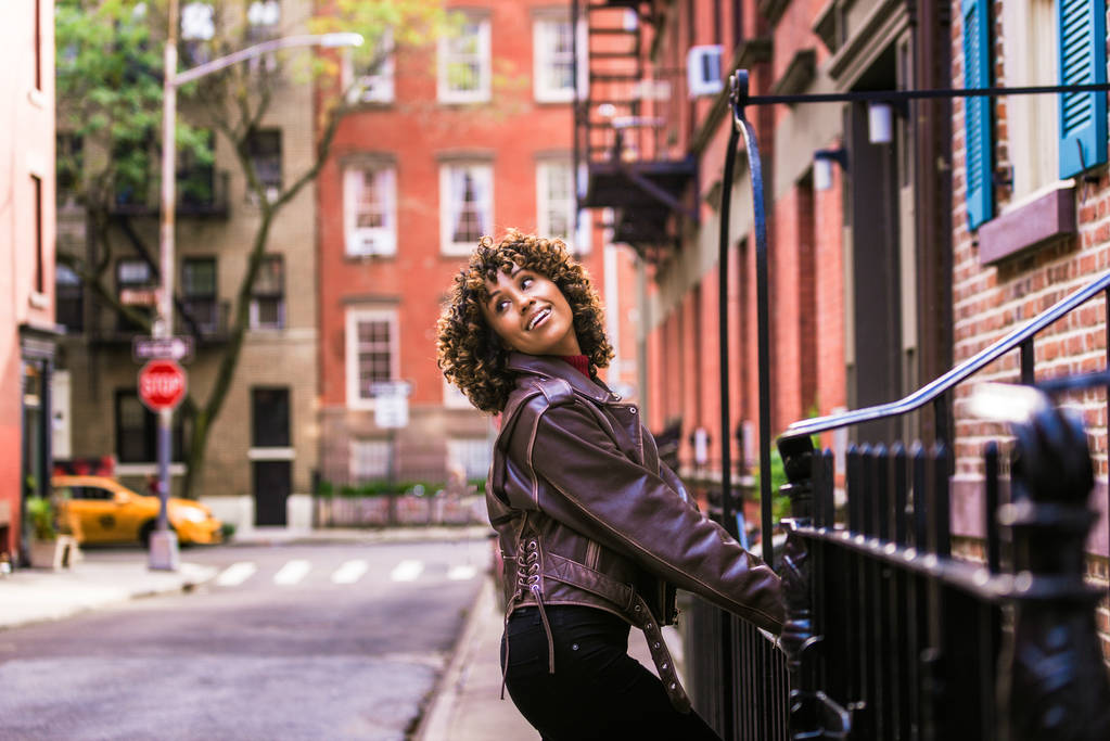 Gülümseyerek mutlu bir Afrikalı-Amerikalı kadın. Güzel genç kadın yürüyüş ve New York'ta eğleniyor - Fotoğraf, Görsel