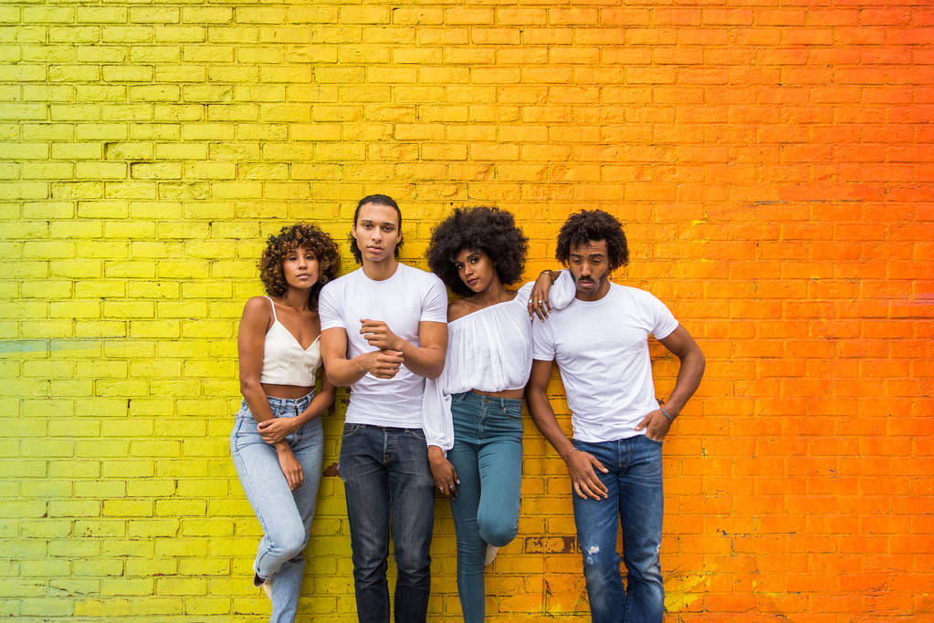 Gruppo di amici afroamericani legati a Manhattan, New York - Giovani adulti che si divertono all'aperto, concetti sullo stile di vita e la generazione di giovani adulti
 - Foto, immagini