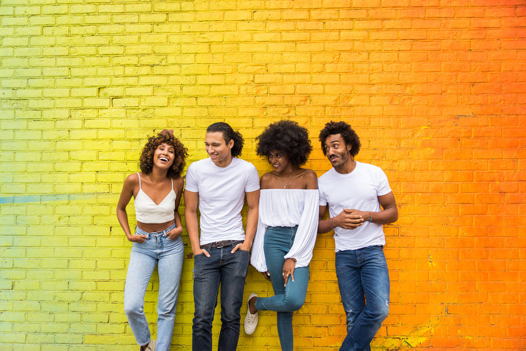 Grupo de amigos afroamericanos que se unen en Manhattan, Nueva York: adultos jóvenes que se divierten al aire libre, conceptos sobre el estilo de vida y la generación de adultos jóvenes
 - Foto, Imagen