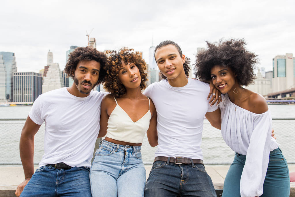 Gruppo di amici afroamericani legati a Manhattan, New York - Giovani adulti che si divertono all'aperto, concetti sullo stile di vita e la generazione di giovani adulti
 - Foto, immagini