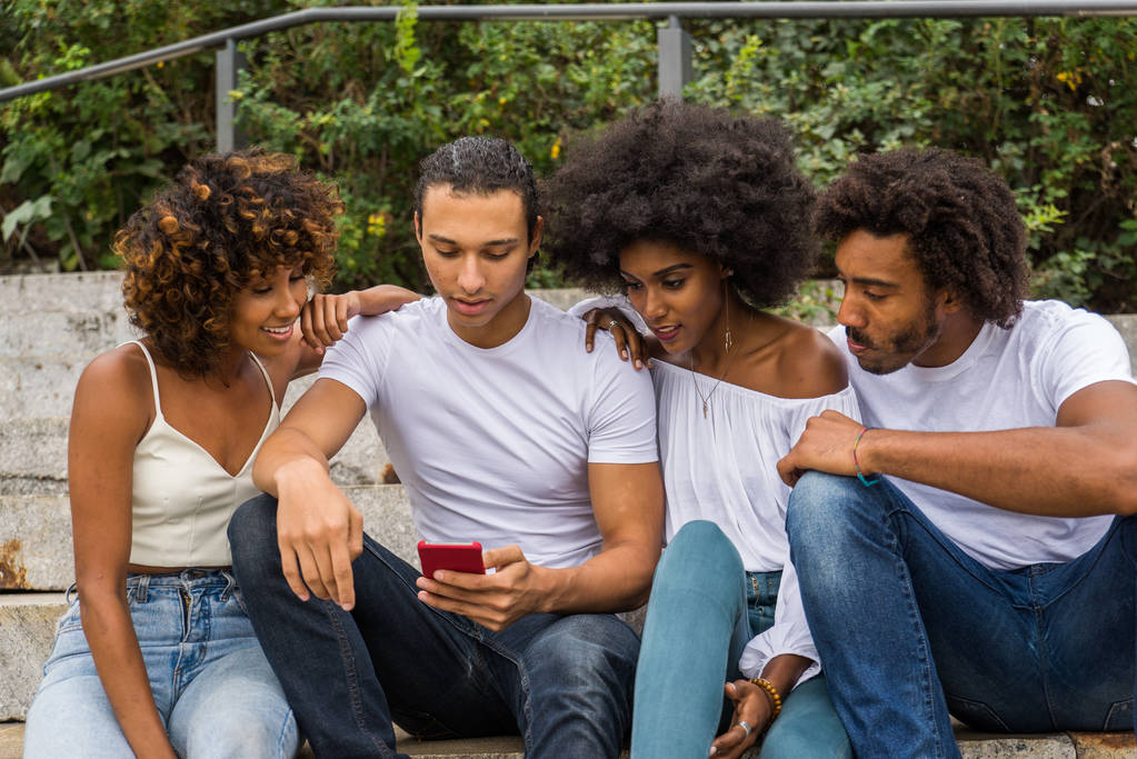Grupo de amigos afroamericanos que se unem em Manhattan, Nova York - Jovens adultos se divertindo ao ar livre, conceitos sobre estilo de vida e geração de jovens adultos
 - Foto, Imagem
