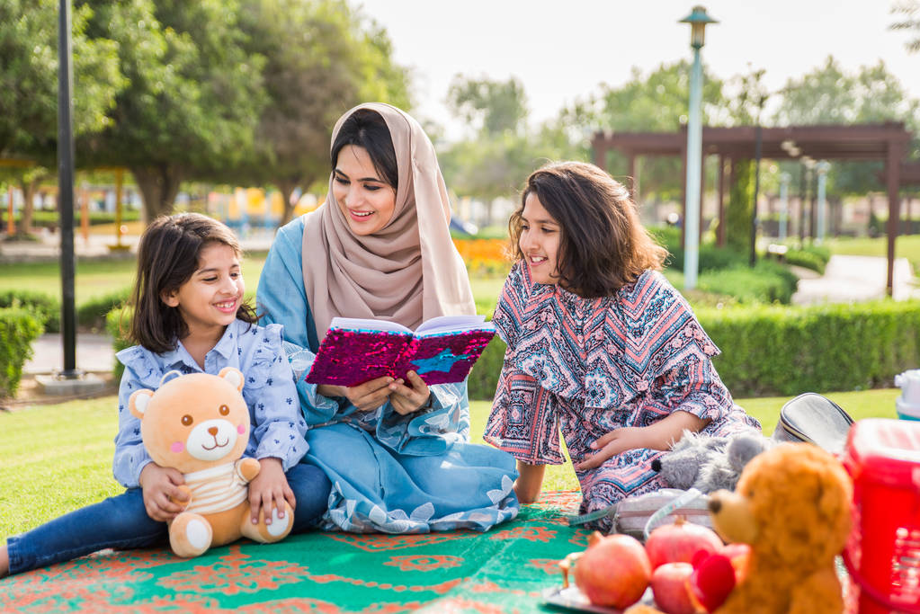 ドバイ - 公園で彼女の娘と一緒にお母さんに楽しんで幸せなアラビア家族 - 写真・画像