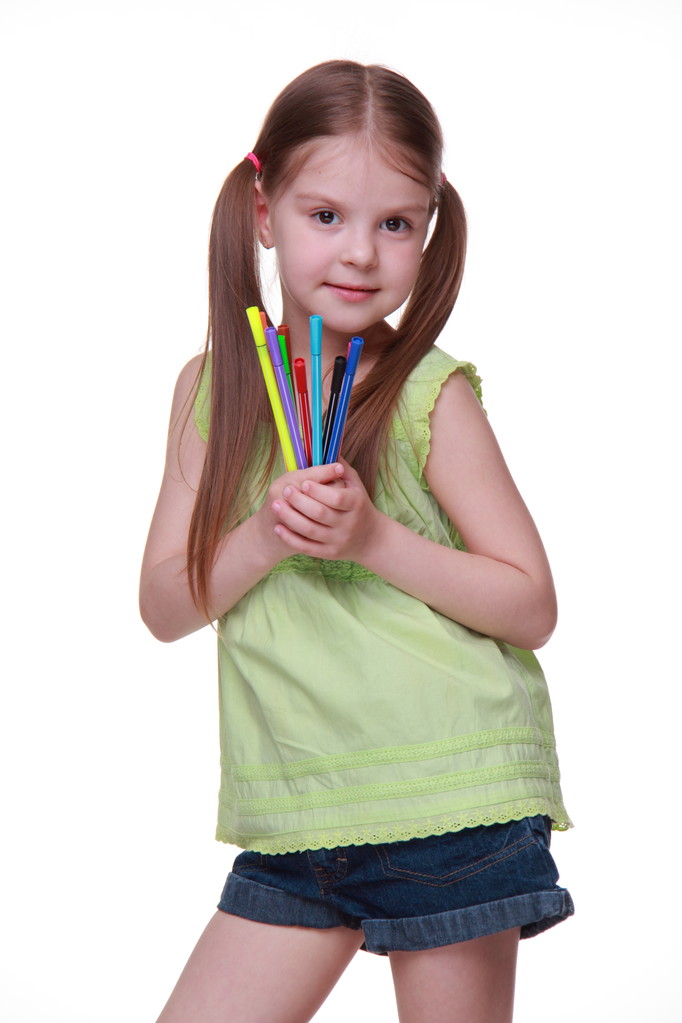 Studioporträt eines kleinen Mädchens mit Filzstiften - Foto, Bild