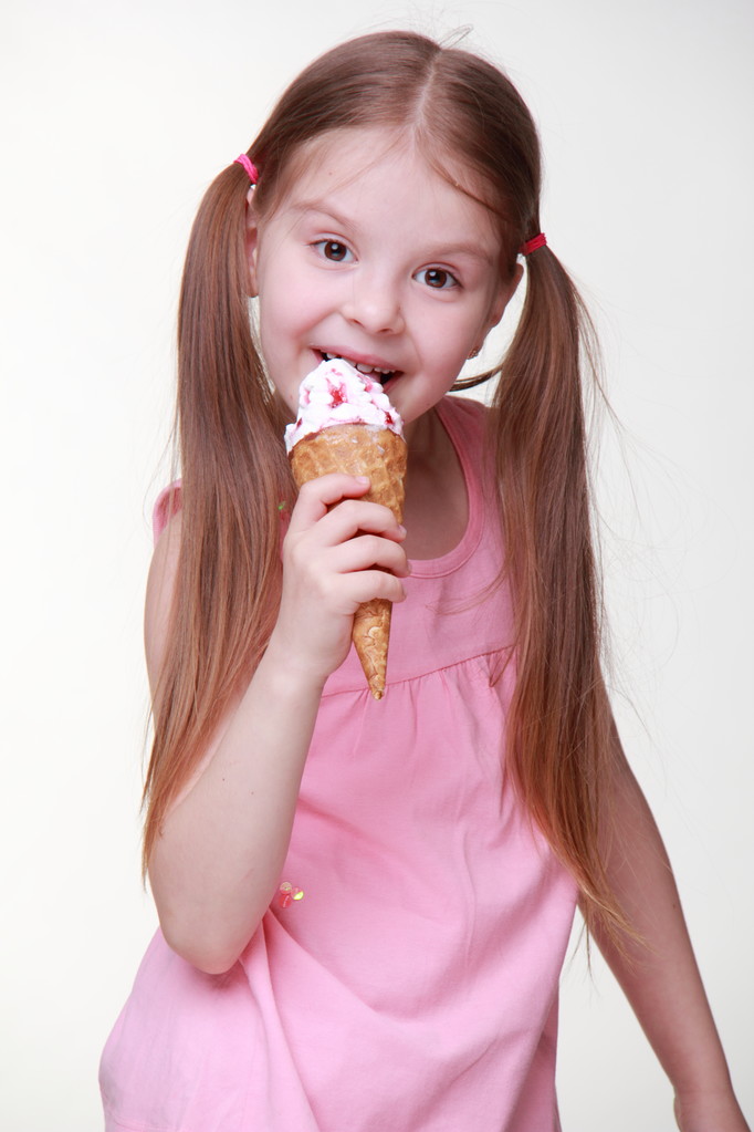 Eszik fagylaltot a kis aranyos lány - Fotó, kép