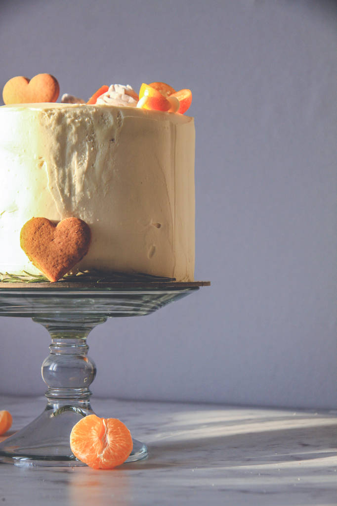 Beyaz zencefil kurabiye ile dekore kek, şekerleme, karanlık bir arka plan üzerinde - Fotoğraf, Görsel