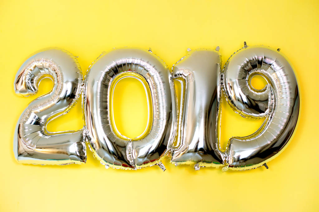 Ezüst felfújható ballon alakú számok 2019 a sárga háttér - Fotó, kép