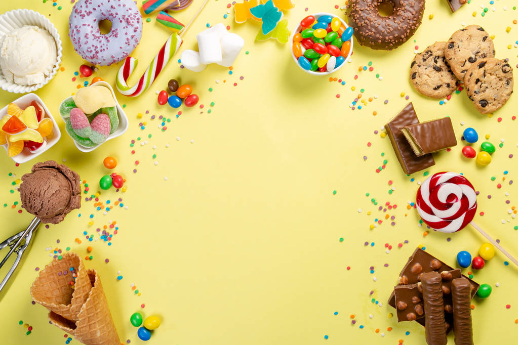 Auswahl an bunten Süßigkeiten - Schokolade, Donuts, Kekse, Lutscher, Eis - Foto, Bild