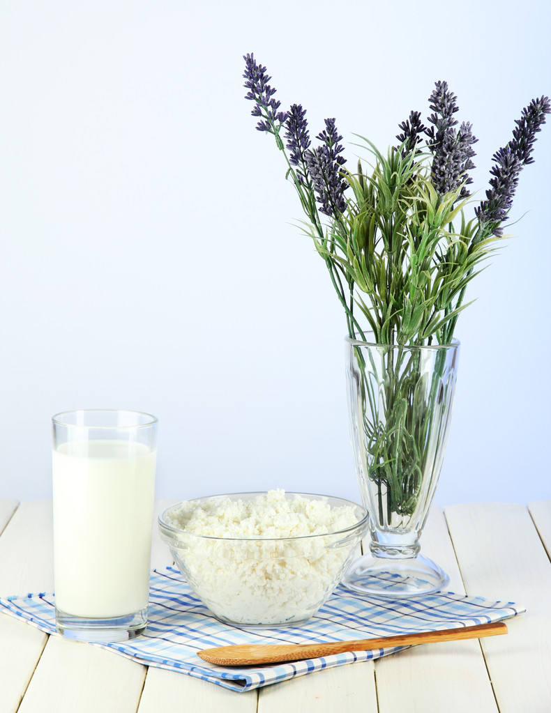 hafif bir arka plan üzerinde süt ürünleri - Fotoğraf, Görsel