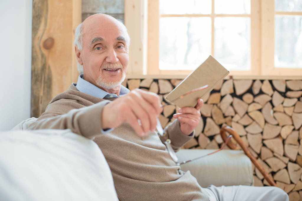 schöner älterer Mann vertieft sich in Lesen - Foto, Bild