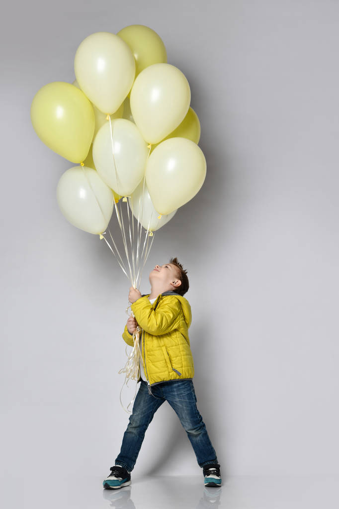 Tyylikäs pieni poika tilalla ilmapallo eristetty valkoinen - Valokuva, kuva