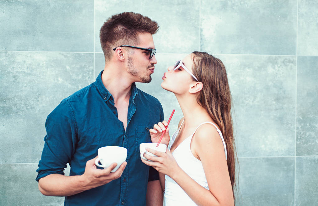 Sadece aranızda çok iki sıcak içecekler. Kadın ve adam ikinci içki iç. Çift aşk açık kahve iç. İki kadın ve erkekle kahve fincanı. En iyi kahve Tarih zevk - Fotoğraf, Görsel
