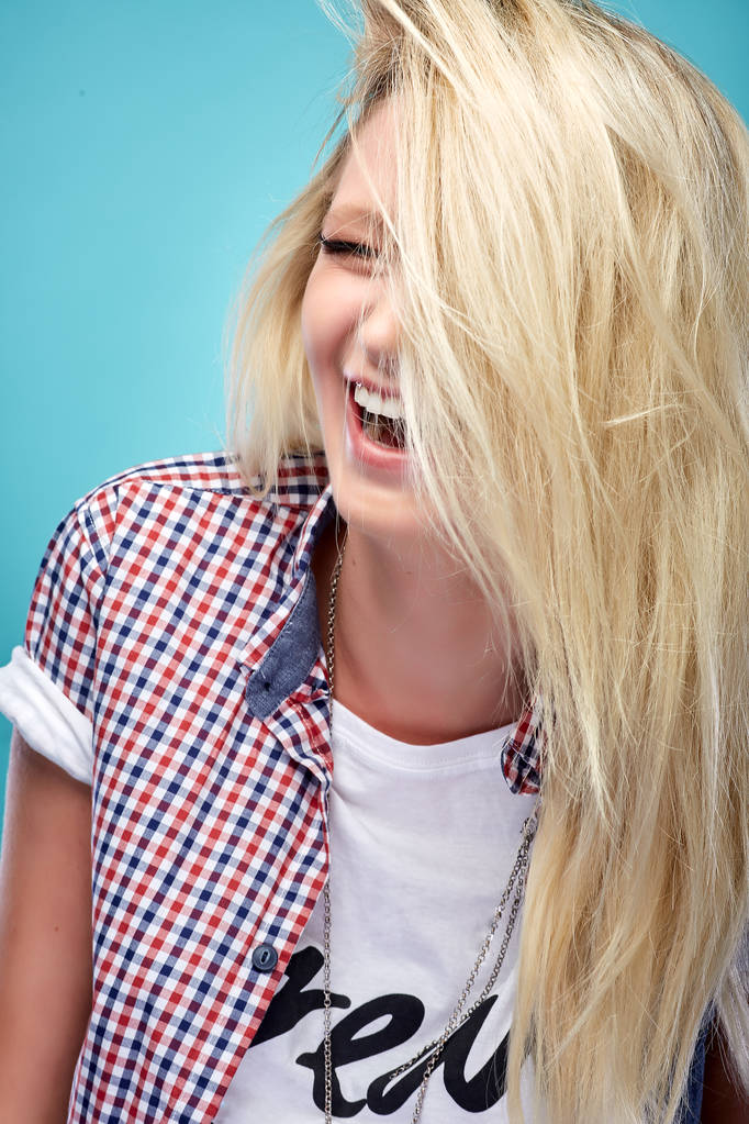 Κορίτσι που γελάει δυνατά - Φωτογραφία, εικόνα