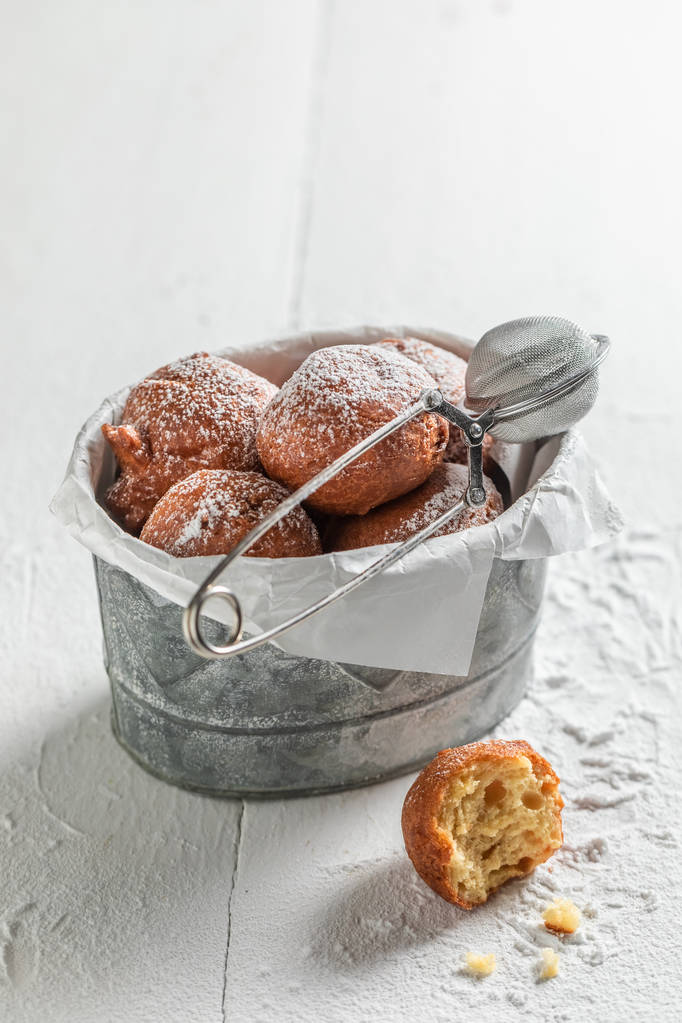 Mini donuts saborosos e frescos com açúcar em pó
 - Foto, Imagem