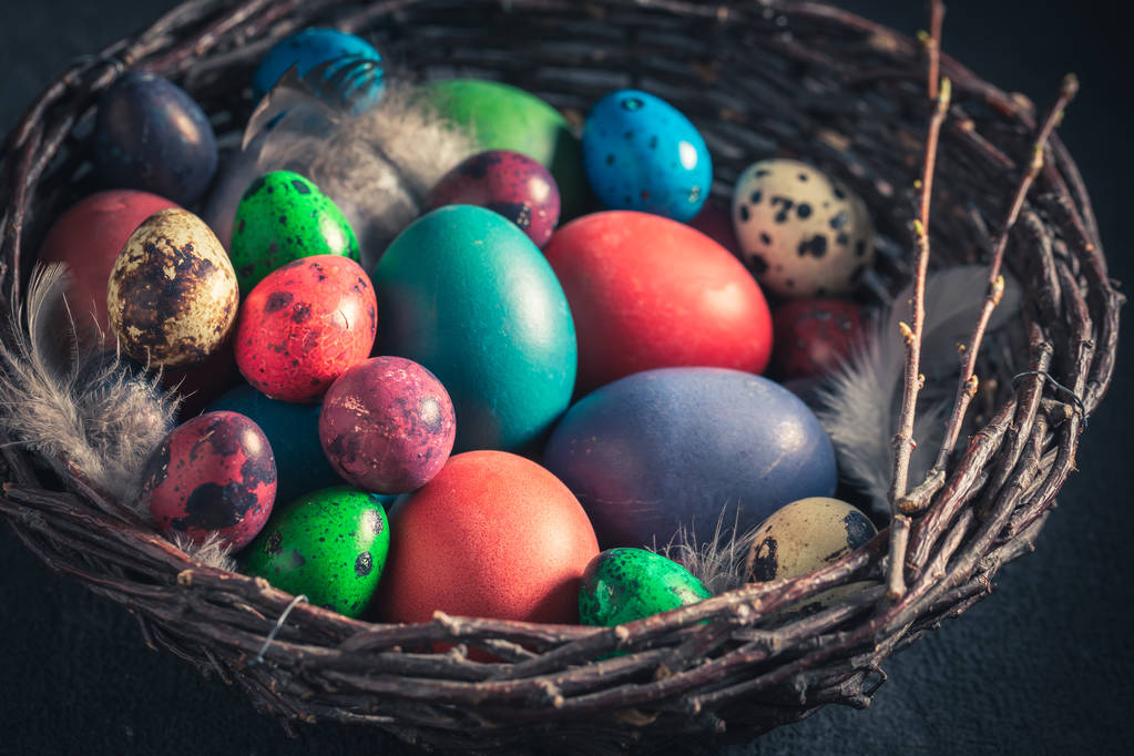 Διάφορα αυγά για το Πάσχα στο παλαιό καλάθι λυγαριά - Φωτογραφία, εικόνα