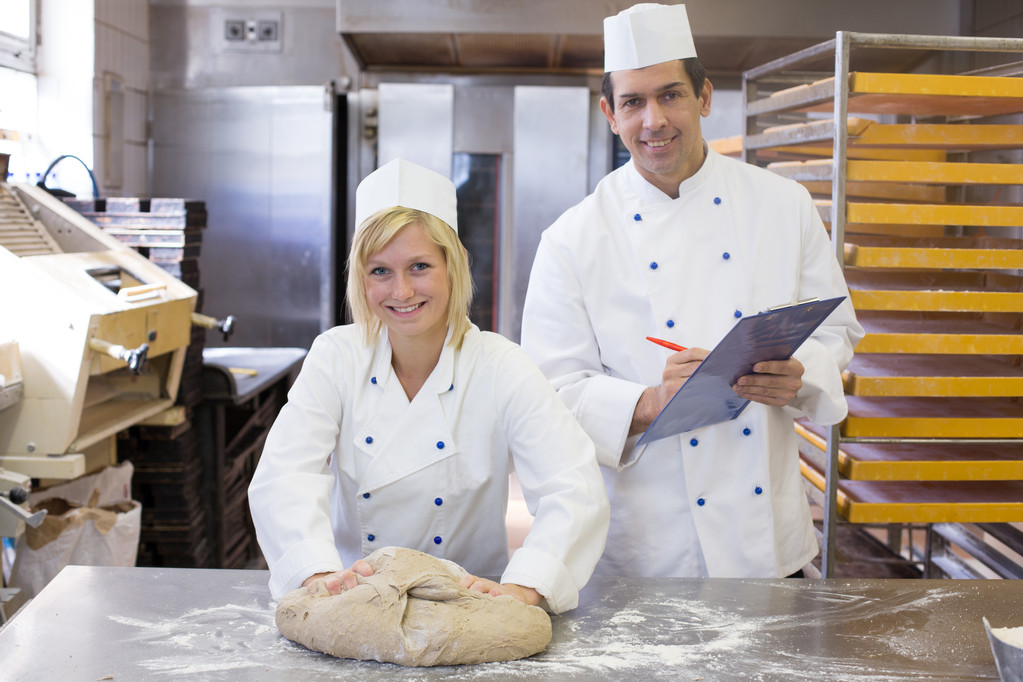 Ausbilder weist Lehrling in Bäckerei ein - Foto, Bild