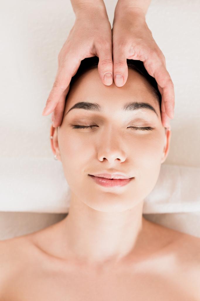 attraente donna ottenere viso massaggio con gli occhi chiusi a spa
  - Foto, immagini