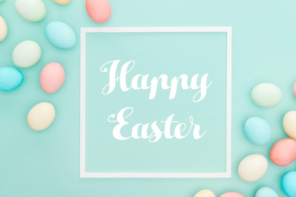 Mutlu Paskalya yazı izole mavi çerçeve ile geleneksel boyalı yumurta Üstten Görünüm - Fotoğraf, Görsel