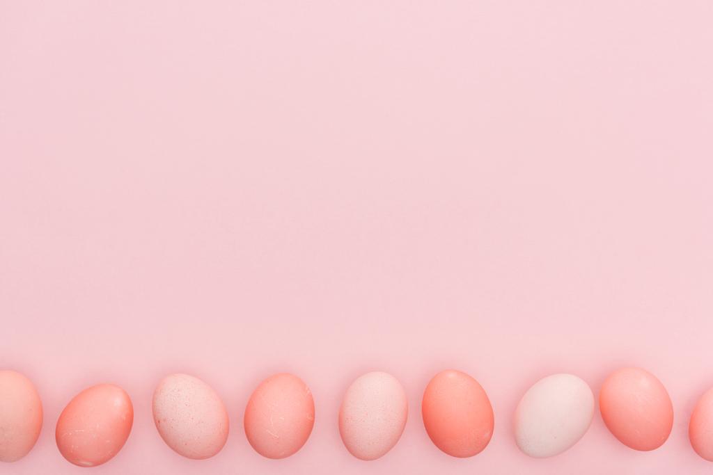 geleneksel pastel Paskalya yumurta üzerinde pembe kopya alanı ile izole satır Üstten Görünüm  - Fotoğraf, Görsel