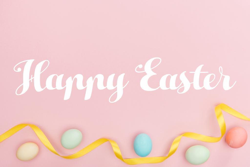 Feliz Páscoa lettering com ovos pintados e fita isolada em rosa
 - Foto, Imagem