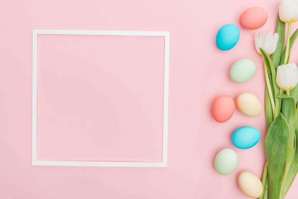 το top view τουλίπες και παστέλ αυγά Πάσχας τελειότ απομονώνονται σε ροζ - Φωτογραφία, εικόνα