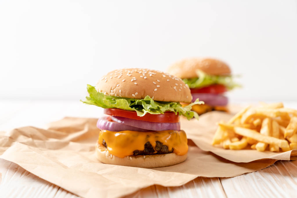 fresco gustoso hamburger di manzo con formaggio e patatine fritte su fondo legno
 - Foto, immagini