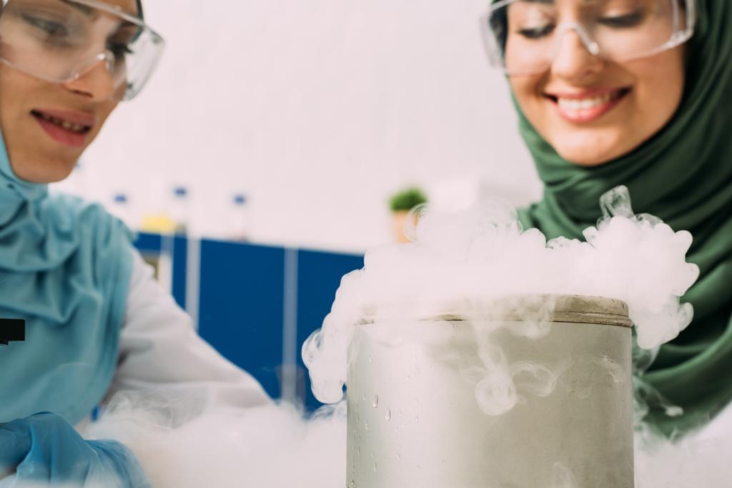 мусульманские ученые в очках экспериментируют с сухим льдом в химической лаборатории
 - Фото, изображение