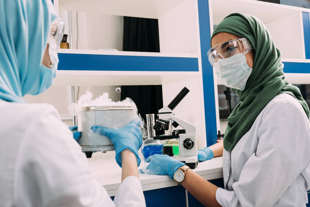 Мусульманські вчені експериментують з мікроскопом і сухим льодом в хімічній лабораторії
 - Фото, зображення