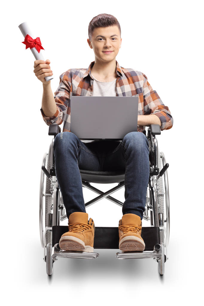 Ritratto completo di un giovane studente di sesso maschile su una sedia a rotelle con un computer portatile e certificato di laurea isolato su sfondo bianco
 - Foto, immagini