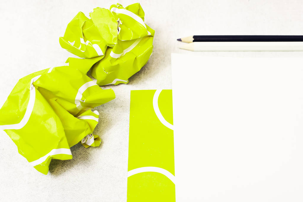 Prázdný bílý list se tenisový míč šablony pozadí pohled shora - Fotografie, Obrázek