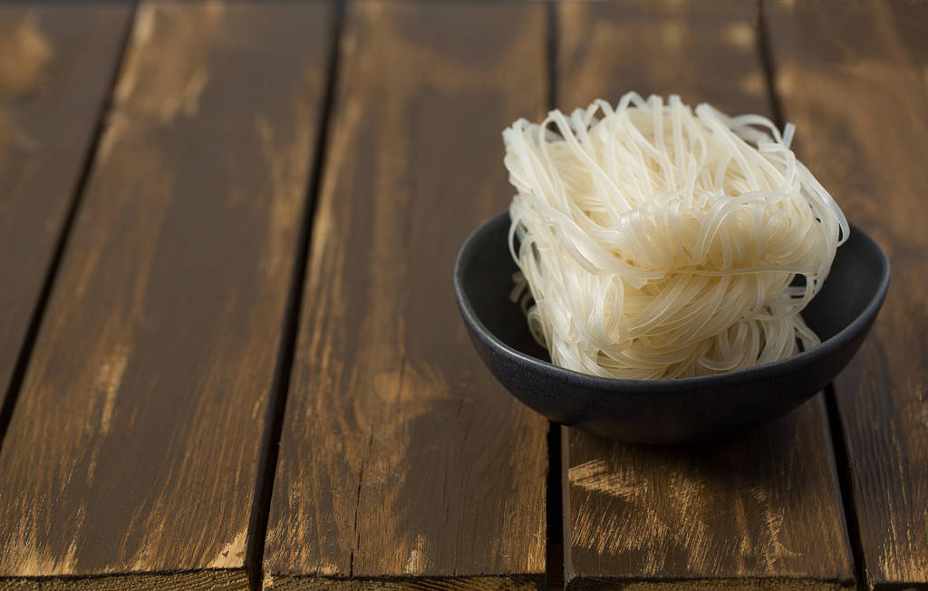 生米麺をクローズ アップ ビュー - 写真・画像