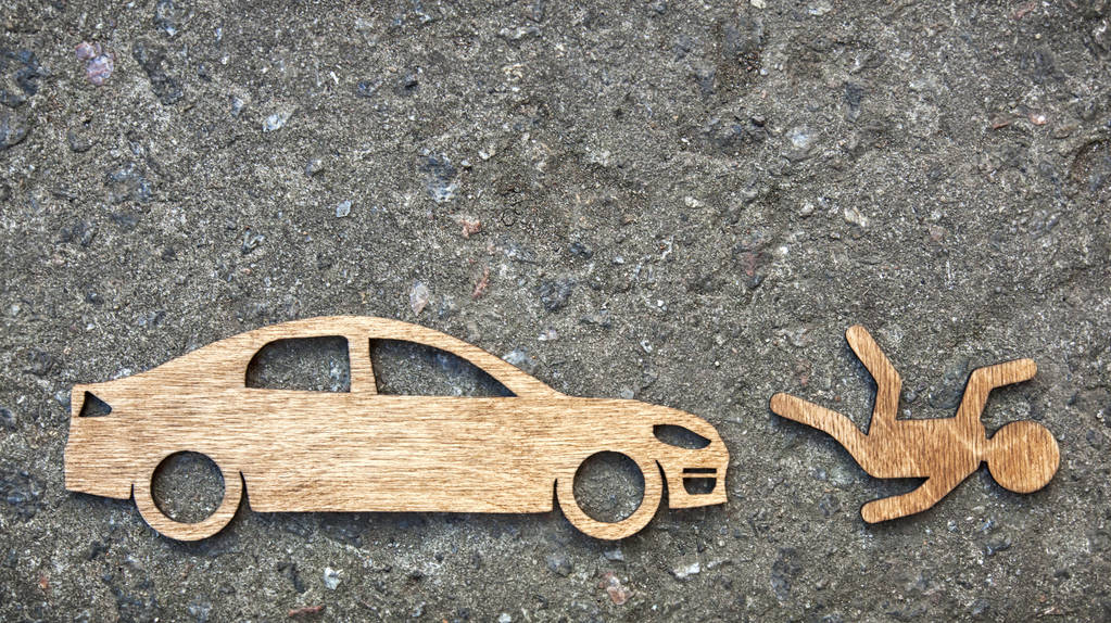 少し人と石の背景に車木をおもちゃ。男と概念車の事故 - 写真・画像