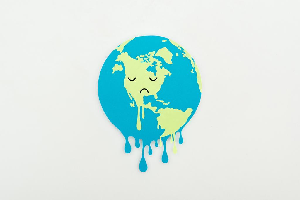 плавильная бумага сократить глобус с грустным выражением лица на сером фоне, концепция глобального потепления
 - Фото, изображение