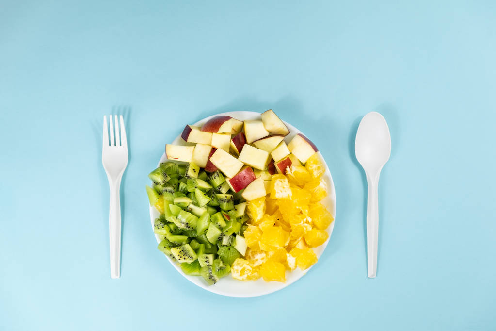Kasviperäinen ruoka ruokavalio käsite. Top näkymä tuoreita hedelmiä lautasella vaalean sininen tausta kopioi tilaa
 - Valokuva, kuva