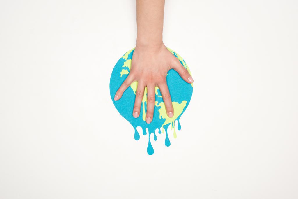 トリミングを紙で切った溶融グローブ ホワイト バック グラウンド、地球温暖化概念の女性の手の表示 - 写真・画像