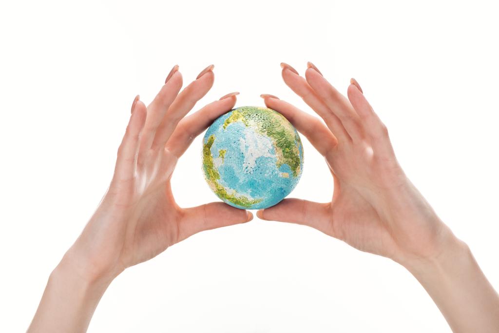 gedeeltelijke weergave van vrouw met aarde model geïsoleerd op wit, globale opwarming van de aarde concept - Foto, afbeelding