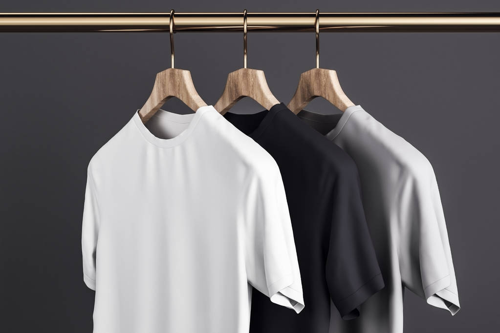 Üres szürke, a fehér és a fekete pólók fogas. Betonfal háttér. Design, a készlet és a stílus fogalma. Modell akár 3d-leképezés  - Fotó, kép