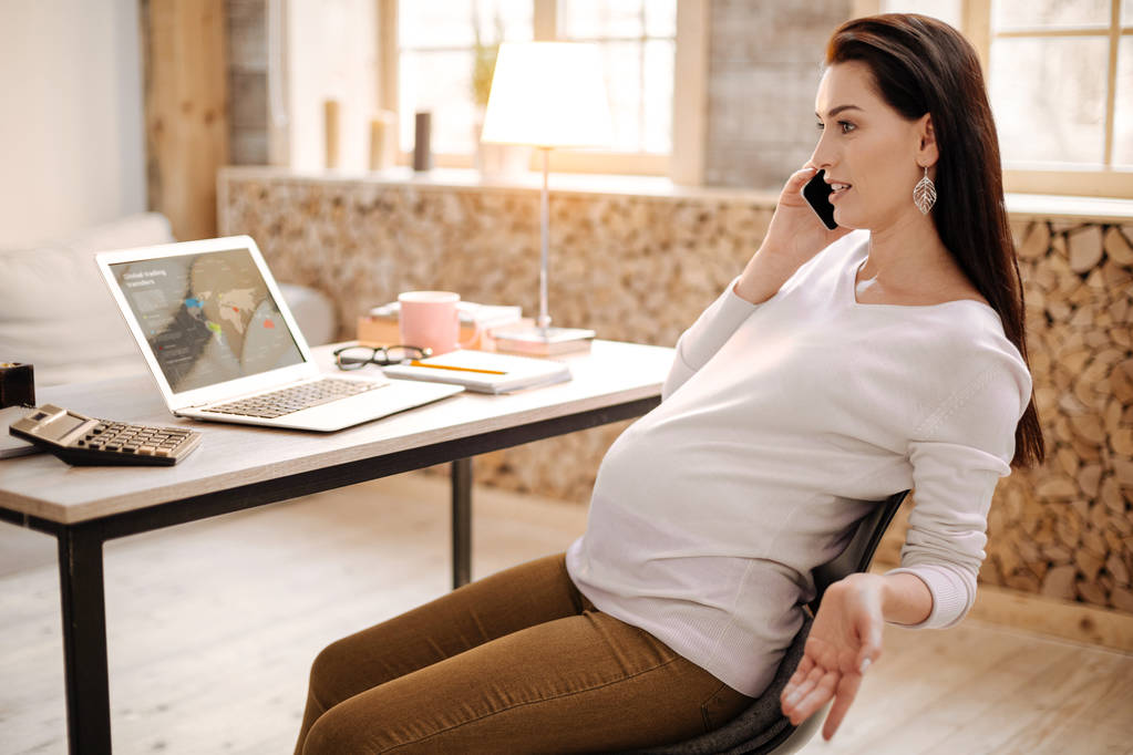 schöne schwangere Frau tratscht am Telefon - Foto, Bild