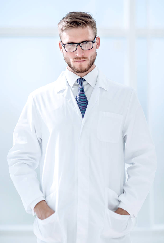 Retrato de médico sorridente em pé no hospital
 - Foto, Imagem