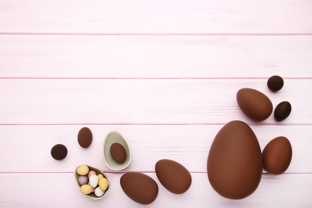 Čokoládová velikonoční vejce na růžový dřevěný stůl - Fotografie, Obrázek