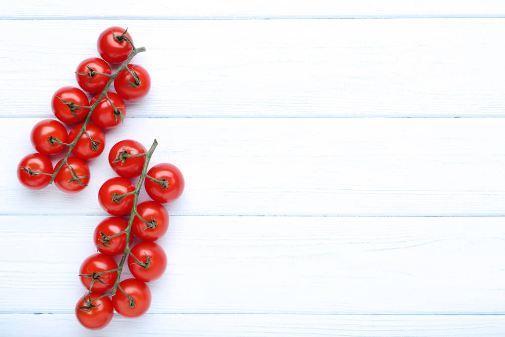 Tomates cereja na mesa de madeira branca
 - Foto, Imagem