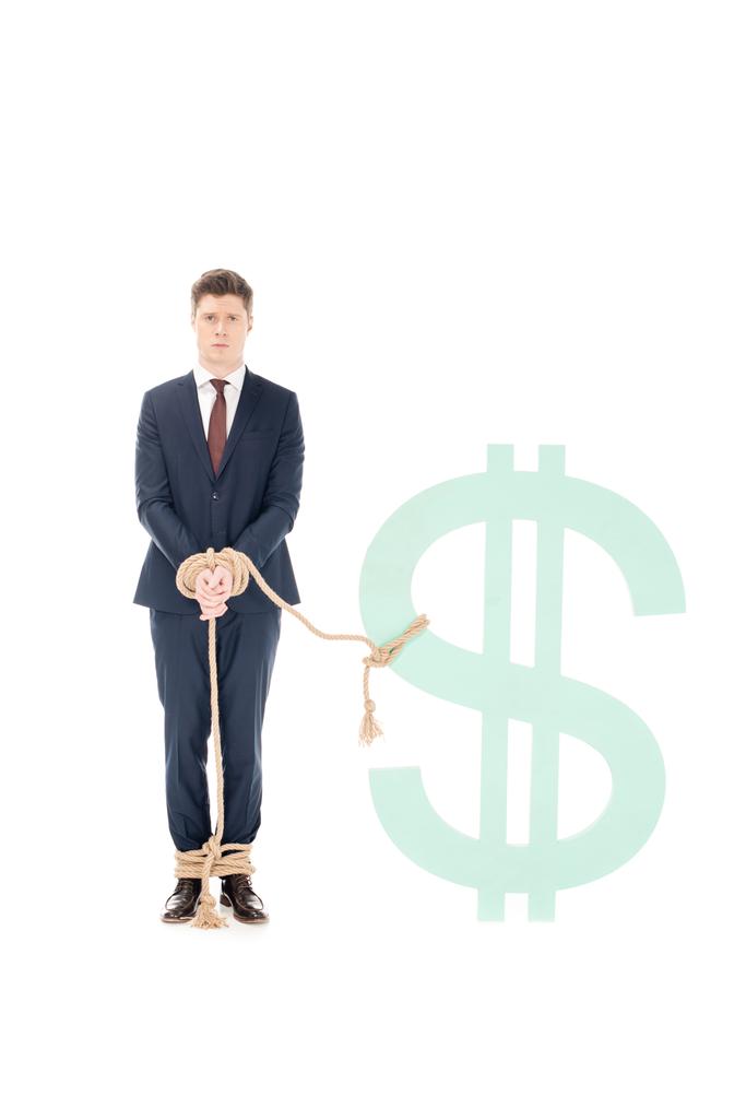 επαγγελματική επιχειρηματίας που δεσμεύονται με το σχοινί με το σύμβολο του δολαρίου να απομονωθεί σε λευκό - Φωτογραφία, εικόνα