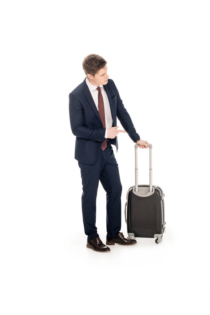 joven hombre de negocios en ropa formal con maleta para viaje de negocios, aislado en blanco
  - Foto, Imagen