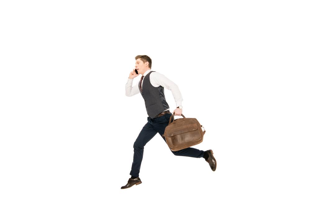 eilige Geschäftsmann läuft mit Tasche, während Gespräche auf Smartphone isoliert auf weiß - Foto, Bild
