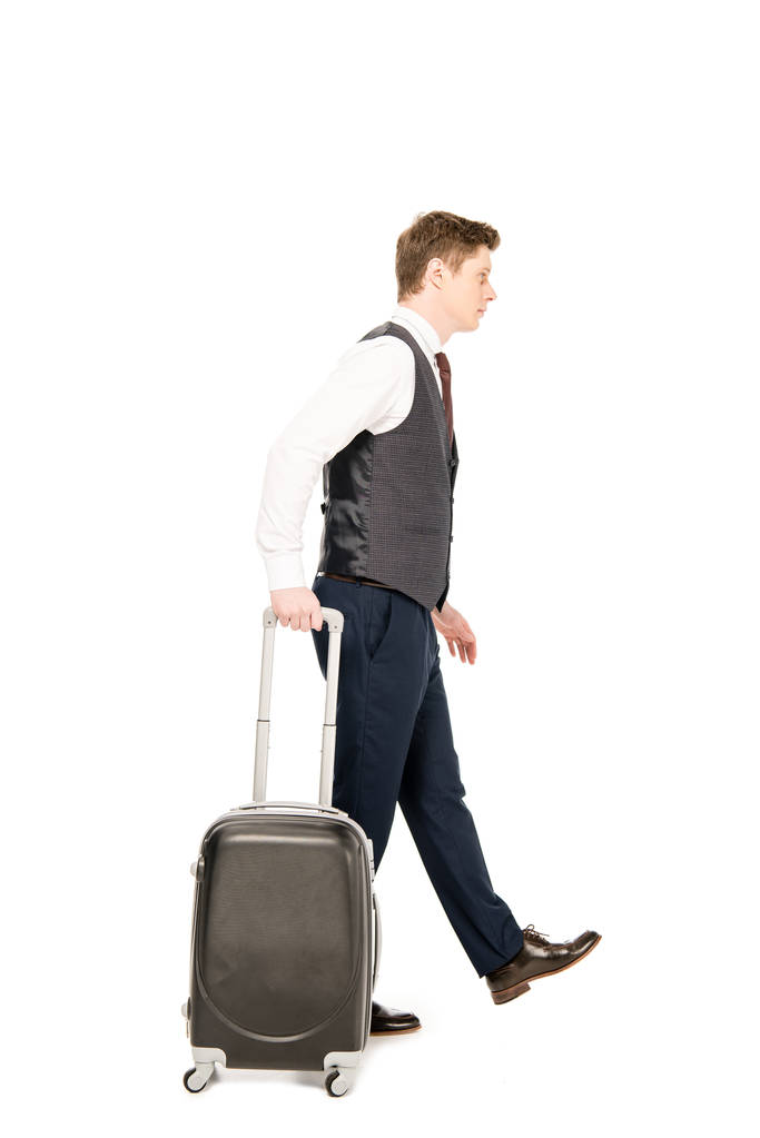 стильный бизнесмен гуляющий с чемоданом для деловой поездки, изолированный на белом
  - Фото, изображение