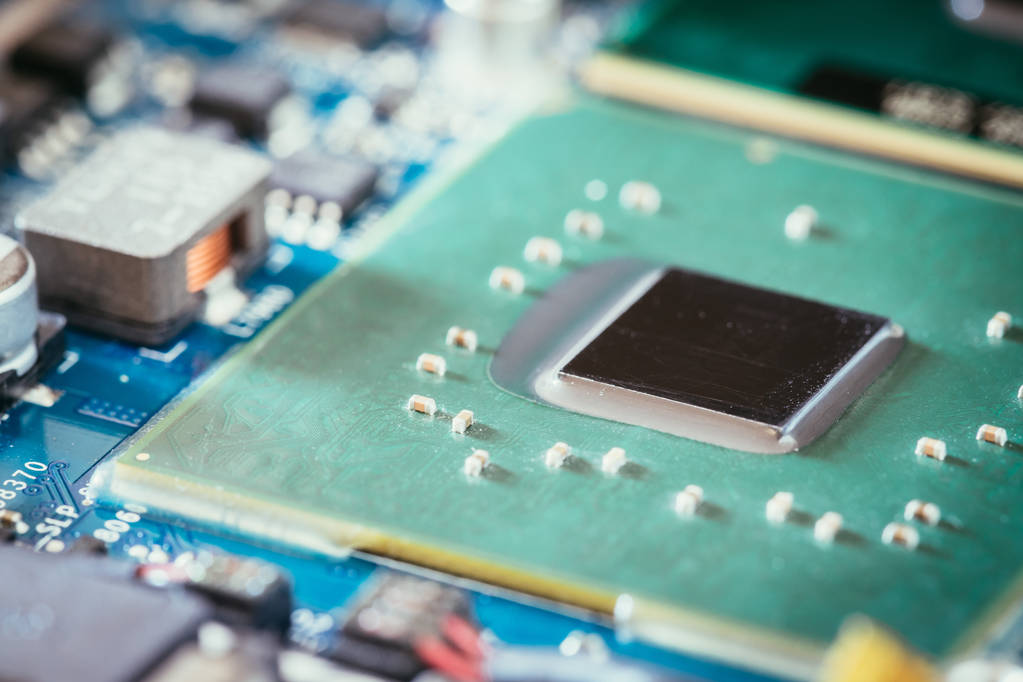 Tecnología informática: Primer plano de un chip de ordenador en un circuito bo
 - Foto, Imagen