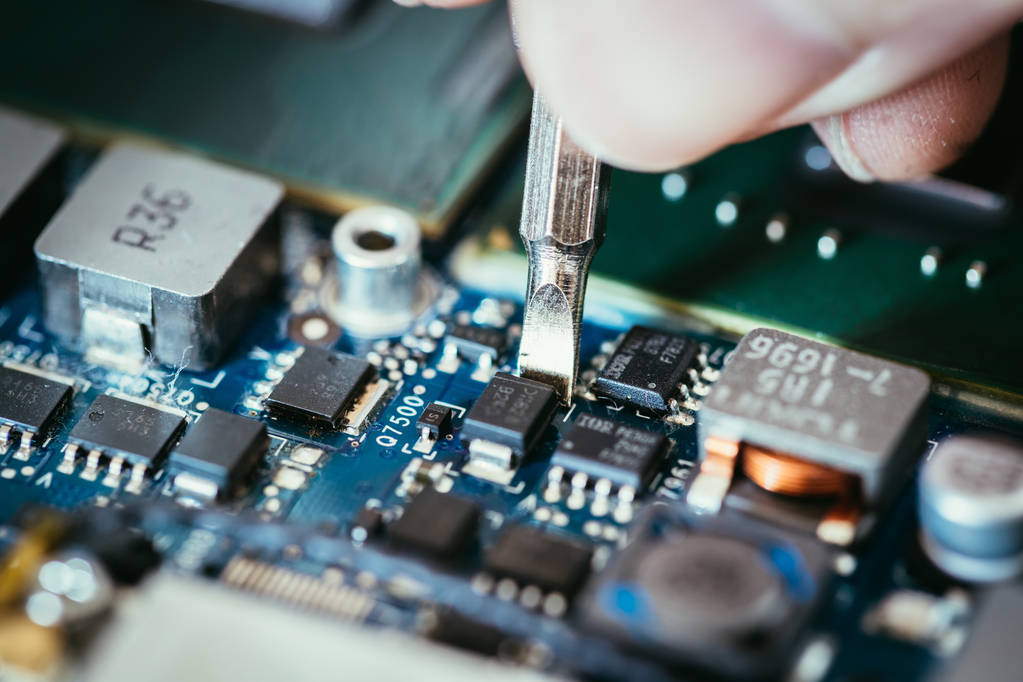 Il tecnico sta riparando una scheda di circuito del computer, mano e screwdri
 - Foto, immagini