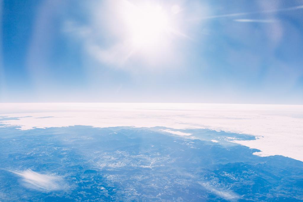красивое ясное солнечное небо и вид на землю с воздуха
 - Фото, изображение