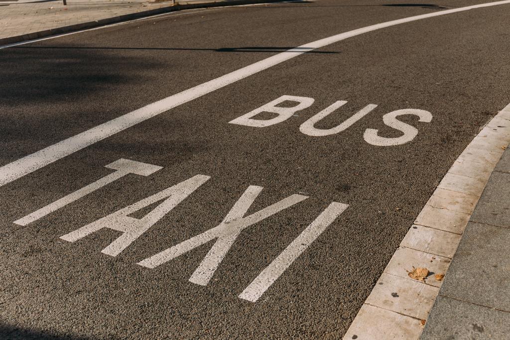 asfalt drogowy z białymi oznaczeniami, napisy "bus" i "taxi", barcelona, Hiszpania - Zdjęcie, obraz